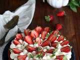 Gâteau aux fraises sur chantilly au chocolat blanc et basilic