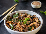 Nouilles soba sautées au porc sauce sésame, champignons et shiso