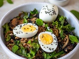 Riz sauté au chou kale, champignons et oignon au sésame