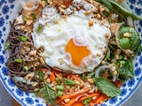 Salade de soba, épinards, œuf frit et sauce cacahuète