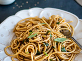 Spaghetti à l’ail noir, sésame et au basilic thaï