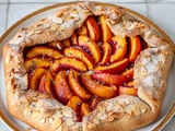 Tarte rustique aux nectarines, lavande et amande