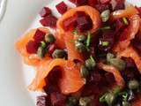 Salade de betteraves et saumon gravlax maison (ou saumon fumé) sauce aux CÂPRES