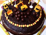 Gâteau au yaourt et au chocolat pour un anniversaire sur le thème des engins de chantier