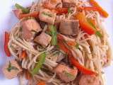 Tallarines chinoises sautées au saumon, légumes croquants et mirin