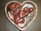 Fraises en forme de coeur tendrement enrobées de chocolat noir