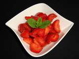 Salade de fraises au jus de rhubarbe