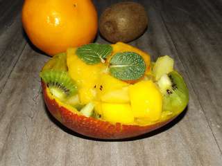 Salade de fruits exotiques ( mangue, ananas et kiwi )