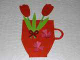 Carte tasse avec tulipes rouges