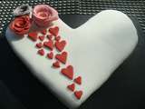 Gâteau en forme de cœur avec des roses en pâte à sucre