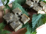 Petits gâteaux salés aux orties et aux lardons