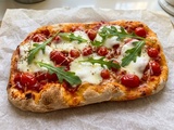 Pinsa au jambon cru, mozzarella et tomates cerises