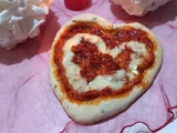 Pizza de la St Valentin (pesto rosso, chorizo et mozzarella)