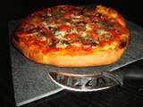 Pizza jambon cru, champignons, tomates cerises et mozzarella