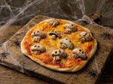 Pizza spooky aux champignons « têtes de mort »