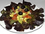 Salade d’été aux avocats et aux tomates (recette express et sans cuisson)