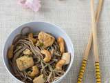 Nouilles soba sautées au poulet et noix de cajou