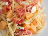 Salade de pâtes au melon, tomates cerises et jambon cru