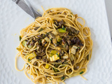 Spaghettis aux poireaux et champignons épicés