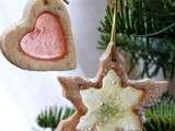 Biscuits sablés à l’orange et aux épices, comme des suspensions de Noël féeriques