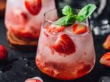 17 meilleurs cocktails à la vodka aux fraises (+ recettes de boissons faciles)