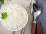 Comment réchauffer les restes de riz (3 façons simples)