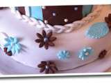Gâteau à 3 étages blanc, bleu et marron