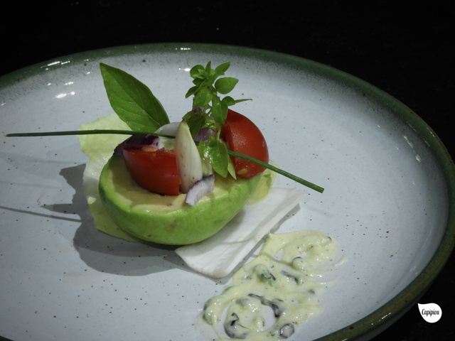 Assiette Fraicheur Avocat Crevettes Mozzarella endive concombre riz poisson  carotte