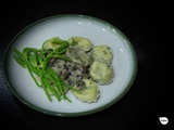 Ravioles à l’ortie, farce au chèvre, sauce champignons-madère et asperges sauvages