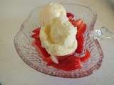 Coupe de glace à la poire maison et ses fraises fraîches