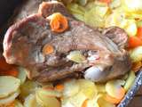 Epaule d’agneau au four sur lit de pommes de terre et de carottes