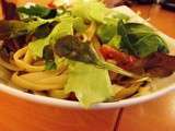 Linguini printanières: légumes, ail et huile d'olive