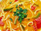 Soupe de nouilles au curry rouge, tomates et poivron vert