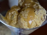 Glace au pain complet sauce butterscotch (Brown bread ice-cream)