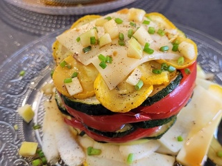 Millefeuille de légumes rôtis, Tomme de Savoie igp, vinaigrette aux 2 courgettes et pomme