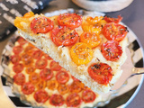Tarte façon focaccia/pizza ? aux tomates cerises... (Cathytutu, c'est meilleur quand c'est bon)