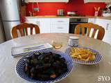 Potinages entre Amis : l'art de manger les moules comme en Bretagne
