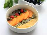 Smoothie bowl au kaki, mangue et flocons de quinoa