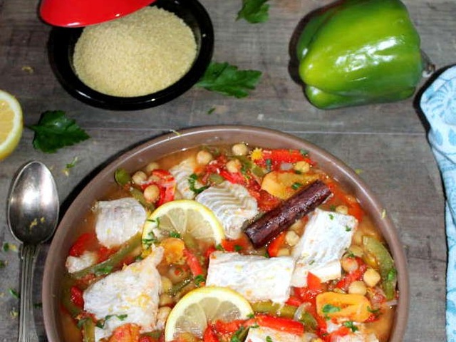 Poisson pané accompagné de sa semoule et ses petits légumes de