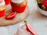 Cupcakes à la fraise: cœur coulant et chantilly fraise
