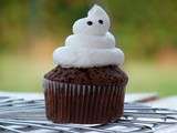 Cupcakes fantômes pour Halloween; chocolat et meringue suisse