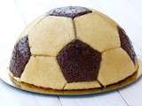 Gâteau d'anniversaire ballon de foot, mousses chocolat noir et blanc