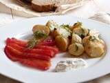 Saumon gravelax aux betteraves , salade tiède de pommes de terre à l'aneth et aux câpres et mousse au raifort