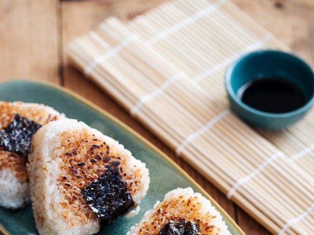 Onigiri au thon et concombre - cuisine japonaise - Recettes de