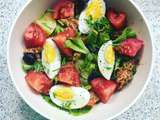 Salade bowl de thon, oeufs durs, pommes de terre, tomates, olives et ciboulette d’Anthony