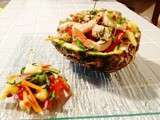Salade Thaïlandaise de Gambas et d'Ananas dans son écorce