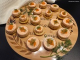 Bouchées de mousse de saumon fumé sur blinis