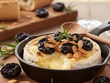 Camembert rôti aux pruneaux et aux amandes : recette facile et gourmande