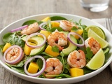 Salade avocat mangue crevette et oignon rouge : la recette fraîche et exotique