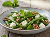 Salade de haricots verts à la feta, menthe et noix : recette rapide et savoureuse